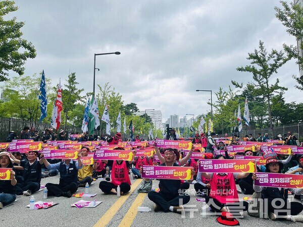 지난 26일 오후 세종 정부청사 고용노동부와 보건복지부 사이 도로에서 열린 모두를 위한 ‘진짜 최저임금!’ 인상 촉구 결의대회. 사진=민주노총