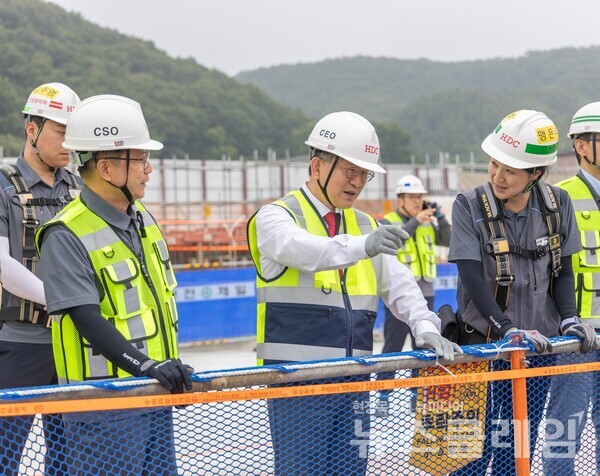 정경구(가운데) HDC현대산업개발 대표이사가 27일 곤지암역 센트럴 아이파크 현장을 방문하고 있다. HDC현대산업개발 제공