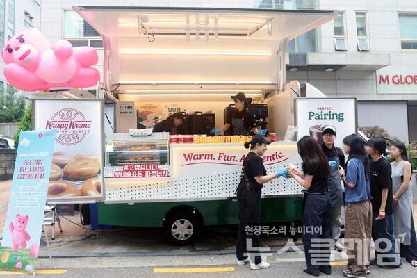 롯데홈쇼핑(대표 김재겸)은 지난 27일 중소 파트너사를 직접 방문해 간식과 응원 메시지를 전달하는 찾아가는 상생 행사 ‘벨리굿’ 캠페인을 진행했다고 30일 밝혔다. 롯데홈쇼핑 제공