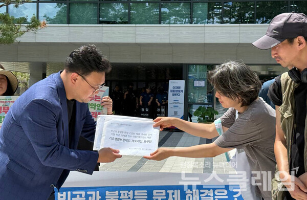 1일 오후 서울 광화문 국정기획위원회 앞에서 진행된 '21대 대통령 국정기획위원회 기초생활보장제도 요구안 제출 기자회견'. 사진=빈곤사회연대