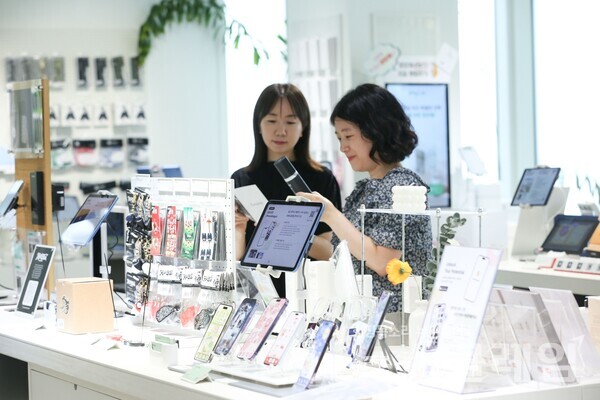 LG유플러스 직원이 서울 강남역  ‘일상비일상의틈byU+’에 마련된 제품 판매 공간을 둘러보고 있다. LG유플러스 제공