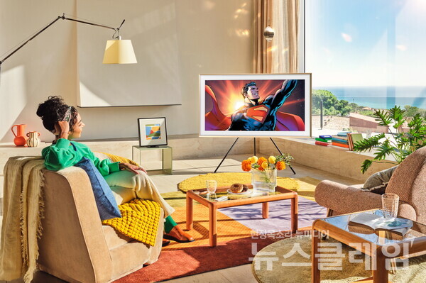 삼성 아트 스토어를 통해 오는 8월 31일까지 슈퍼맨 아트 워크 10점을 만나볼 수 있다. 삼성전자 제공