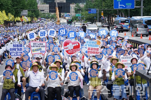 2일 오후 세종대로 숭례문 앞에서 진행된 '보건의료노조 총력투쟁 결의대회'. 사진=보건의료노조