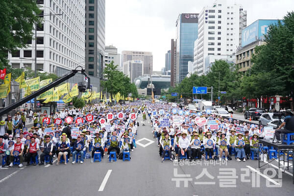 2일 오후 세종대로 숭례문 앞에서 진행된 '보건의료노조 총력투쟁 결의대회'. 사진=보건의료노조