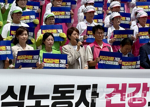 2일 오전 국회 본청 계단 앞에서 열린 '학교급식노동자 건강과 안전 확보를 위한 학교급식법 개정안 발의 기자회견'. 사진=서비스연맹