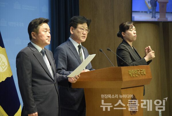 더불어민주당 김정호 의원이 지난 2일 국회 소통관에서 '가덕도신공항 부지조성공사의 수의계약 파기 현대건설 비판' 기자회견을 열었다. 사진=김정호 의원 페이스북