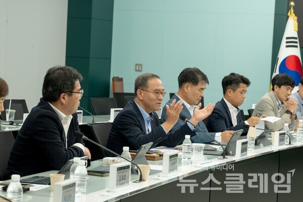 농협금융은 지난 2일 서울 중구 본사에서 지주·계열사 ESG 담당 임원들이 참석한 가운데 '제1차 농협금융 ESG전략협의회'를 개최했다. 이찬우 회장(왼쪽에서 두 번째)이 회의를 주재하고 있다. NH농협금융지주 제공