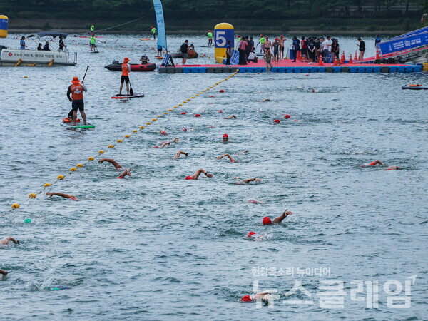 석촌호수를 수영하는 '2025 롯데 아쿠아슬론' 참가자. 롯데물산 제공