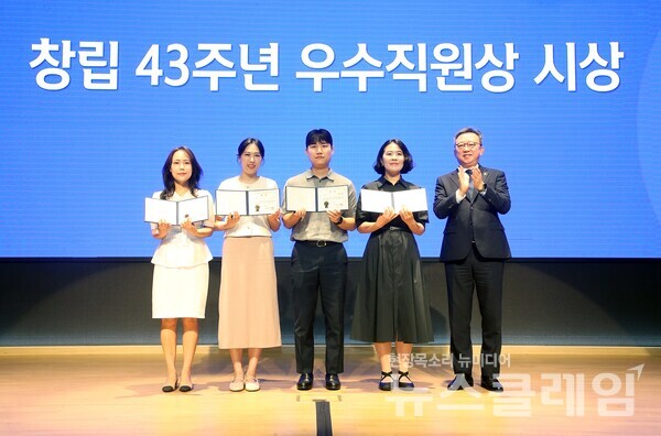 7일 서울시 중구 소재 신한은행 본점에서 창립 43주년 기념식을 개최하고 ‘창립 43주년 우수직원상’ 시상식 후 정상혁 은행장(오른쪽 천번째) 및 우수직원들이 기념 촬영을 하고 있다. 신한은행 제공