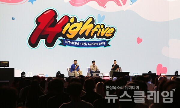 사이퍼즈 김태영 디렉터(우)와 빈본, 정인호 해설. 넥슨 제공