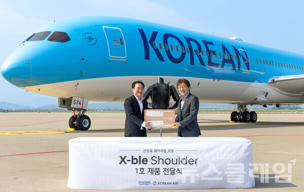 현대차∙기아 로보틱스랩 현동진 상무(왼쪽)와 대한항공 항공우주사업본부 정현보 상무(오른쪽) 가 엑스블 숄더 1호 전달식 후 기념사진을 촬영하고 있다. 현대차 제공