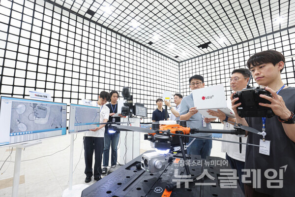 인천 송도 RAPA IoT기술지원센터에서 LG유플러스 직원들이 레드캡 기술로 연결된 드론을 시험하고 있다. LG유플러스 제공