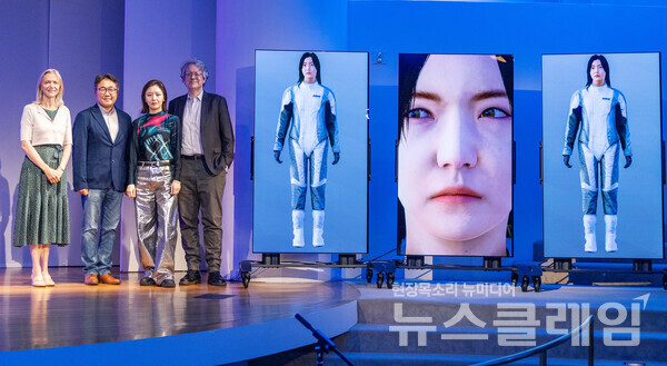 (왼쪽부터)마리엣 웨스터만(Mariët Westermann) 구겐하임미술관장 겸 CEO, LG전자 북미법인 허철호 상무, 김아영 작가, 냇 트로트먼(Nat Trotman) 구겐하임 큐레이터가 기념 촬영을 진행하고 있다. LG전자 제공