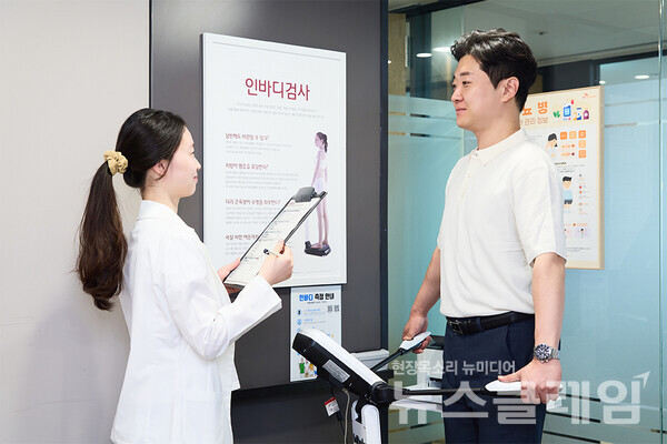 '여름맞이 몸짱이벤트'에 참여한 SK네트웍스 구성원이 인바디 검사를 진행하고 있다. SK네트웍스 제공