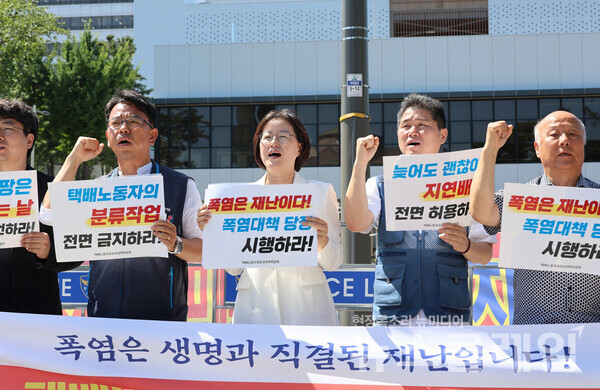 11일 오전 서울 용산 대통령실 앞에서 진행된 '택배노동자 긴급 폭염대책 및 택배없는 날 시행 촉구 시민사회 공동 기자회견'. 사진=서비스연맹