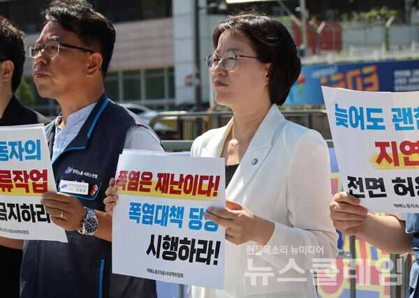 11일 오전 서울 용산 대통령실 앞에서 진행된 '택배노동자 긴급 폭염대책 및 택배없는 날 시행 촉구 시민사회 공동 기자회견'. 사진=서비스연맹