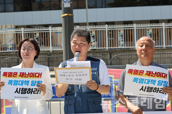 11일 오전 서울 용산 대통령실 앞에서 진행된 '택배노동자 긴급 폭염대책 및 택배없는 날 시행 촉구 시민사회 공동 기자회견'. 사진=서비스연맹