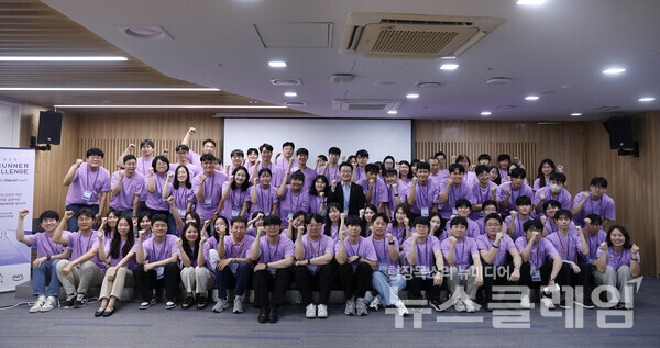 지난 10일 서울시 웅진 청계사옥에서 열린 '2025 AI RUNNER CHALLENGE' 시상식에서 이수영 대표이사(가운데)와 참가자들이 기념 촬영을 하고 있다. 웅진 제공