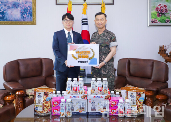 위세량 롯데웰푸드 커뮤니케이션부문장(왼쪽)이 제17보병사단을 방문해 위문품을 전달했다. 롯데웰푸드 제공