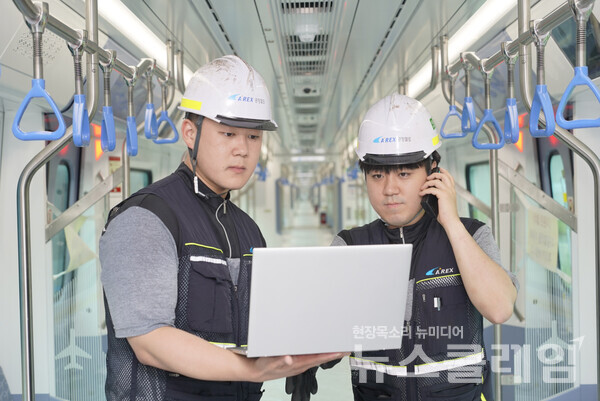 용유차량기지에서 공항철도 직원들이 5G 특화망에 연결된 노트북을 통해 객차 및 설비를 점검하고 있다. LG유플러스 제공