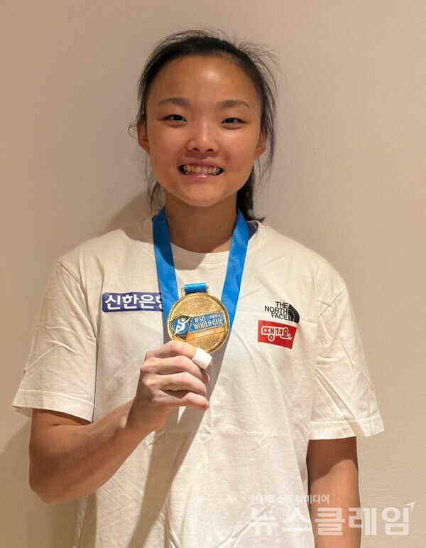 샤모니 스포츠클라이밍 월드컵 금메달을 목에 걸고 환하게 웃고 있는 노스페이스 애슬리트팀 서채현 선수. 노스페이스 제공