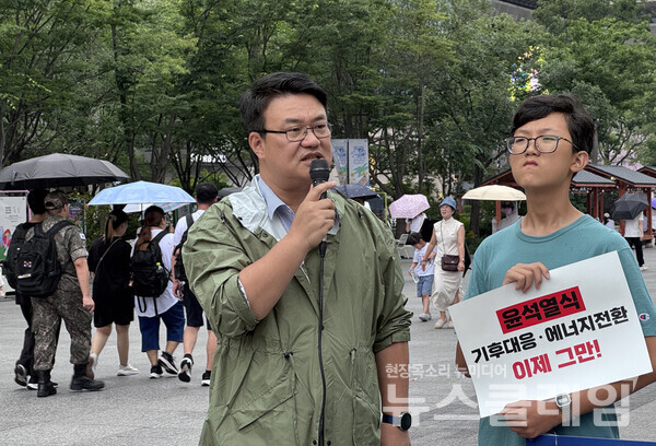 16일 오후 서울 광화문 이순신 동상 앞에서 개최된 '신규원전 추진발언 규탄 긴급기자회견'. 사진=탈핵시민행동