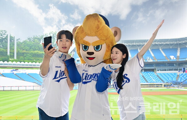 대구 삼성 라이온즈 파크에서 방문객들이 '갤럭시 Z 플립7'으로 삼성 라이온즈의 마스코트 '블레오'와 함께 '승요 셀피'를 촬영하고 있다. 삼성전자 제공