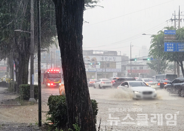 광주지역에 하루 최고 311㎜ 폭우가 쏟아진 17일 오후 곳곳 도로가 침수돼 있다. 뉴스클레임DB