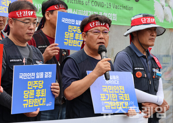 18일 오전 국회의사당 앞에서 진행된 '제대로 된 안전운임제 입법 촉구 기자회견'. 사진=화물연대본부