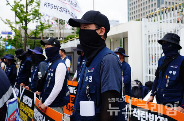 21일 오전 정부서울청사 앞에서 열린 '김충현 협의체 구성 지연 규탄·약속이행 촉구 기자회견'. 사진=고 김충현 대책위원회