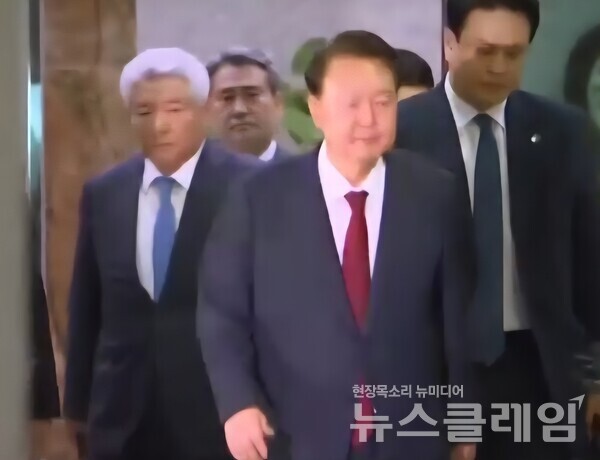 내란수괴, 재판 받는 윤석열. 사진=방송 갈무리