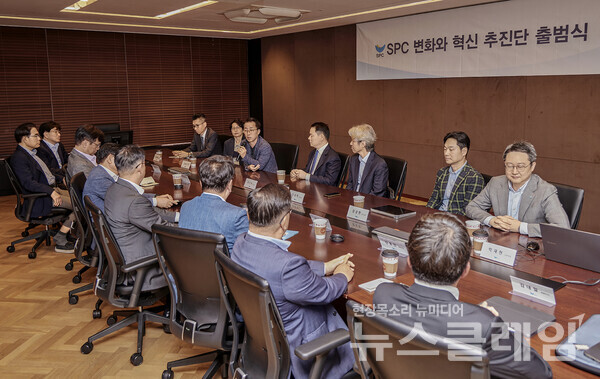 서울 양재동 SPC그룹 본사에서 21일 열린 '변화와 혁신 추진단' 출범식에서 송영수 파리크라상 노조위원장이 발언하고 있다. (뒷줄 가운데)허진수 변화와 혁신 추진단 의장. SPC그룹 제공