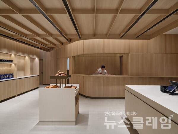 캐나다 인테리어 디자인상 ' 베스트 오브 캐나다 어워즈'에서 수상한 SPC(회장 허영인) 파리바게뜨 캐나다 블루어 스트리트점. 귀도 코스탄티노 스튜디오(Guido Costantino Studio), 라일리 스넬링(Riley Snelling) 제공