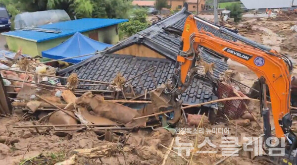 지난 19일 폭우로 발생한 산사태로 주택이 매몰돼 주민들이 실종된 경남 산청군 산청읍 부리마을에서 경남소방이 굴착기를 투입해 인명 수색하고 있다. 사진=경남소방본부