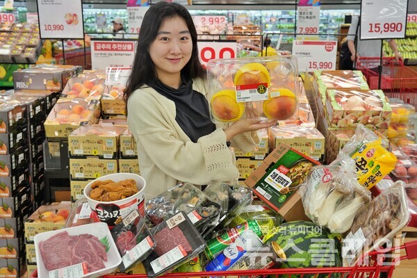 서울시 중구에 위치한 롯데마트 제타플렉스 서울역점에서 '떠나요 맛캉스' 행사 상품을 홍보하는 직원. 롯데쇼핑 제공