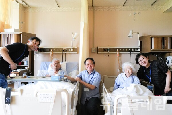 병상에 누워있는 노무라 모토유키 목사부부. 사진=최인기