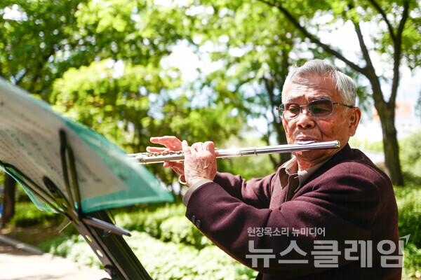 탑골공원을 방문해 플루트를 꺼내 한국 가곡을 연주하는 모습. 사진=최인기