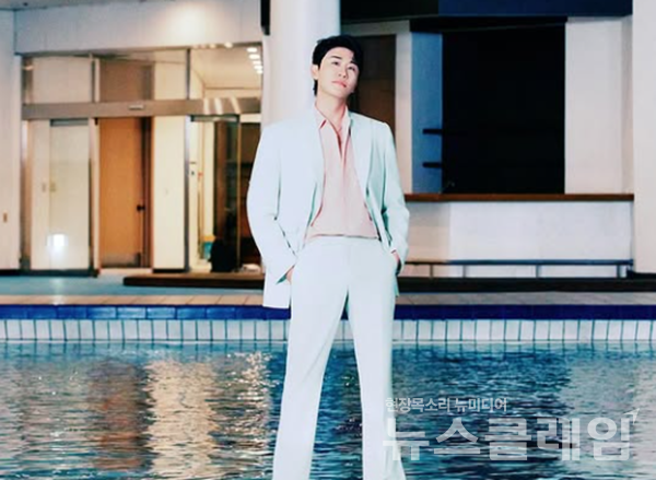 트로트 가수 영탁이 내달 4일 대구스타디움에서 열리는 FC바르셀로나와 대구FC의  친선경기에서 시축자로 나선다. 사진=영탁 공식 SNS