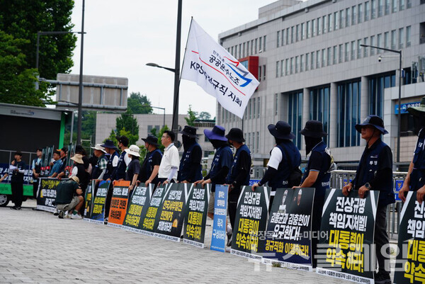 31일 오전 서울 용산 대통령실 앞에서 개최된 '발전소 하청 노동자 연쇄 사망에 따른 정부 규탄 긴급 기자회견'. 사진=태안화력 고 김충현 비정규직 노동자 사망사고 대책위원회