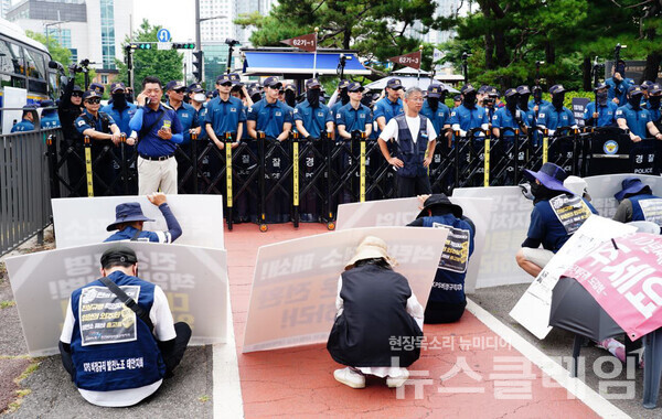 31일 오전 서울 용산 대통령실 앞에서 개최된 '발전소 하청 노동자 연쇄 사망에 따른 정부 규탄 긴급 기자회견'. 사진=태안화력 고 김충현 비정규직 노동자 사망사고 대책위원회