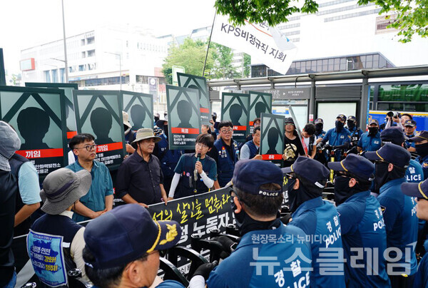 31일 오전 서울 용산 대통령실 앞에서 개최된 '발전소 하청 노동자 연쇄 사망에 따른 정부 규탄 긴급 기자회견'. 사진=태안화력 고 김충현 비정규직 노동자 사망사고 대책위원회