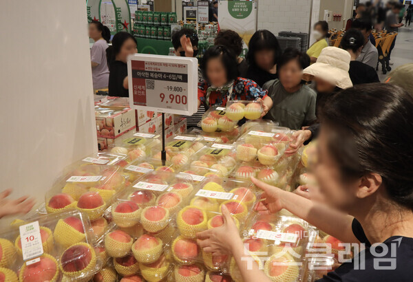 지난달 31일 스타필드 마켓 동탄점에서 복숭아를 구매하는 고객들 모습. 이마트 제공
