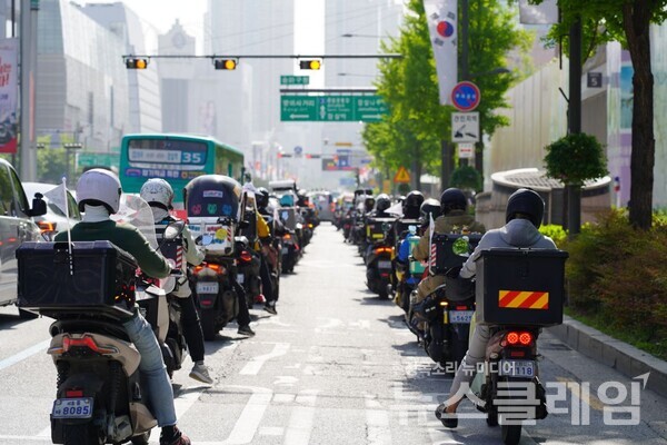 라이더유니온지부가 새 정부와 배달 플랫폼 기업들에 배달라이더의 생명과 권리를 위한 ‘(가칭)배달라이더 안전협의체’ 구성을 촉구했다. 사진=라이더유니온