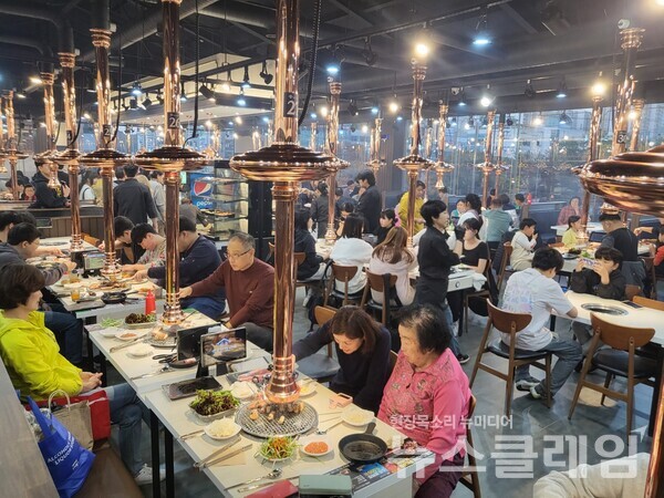 명륜진사갈비는 전국 매장의 약 절반 이상에 키오스크를 도입했으며, 일부 직영지점에서는 시범적으로 모바일 선결제, QR코드 주문, AI 음성 알림 및 자동 서빙 스테이션을 운영 중이다.