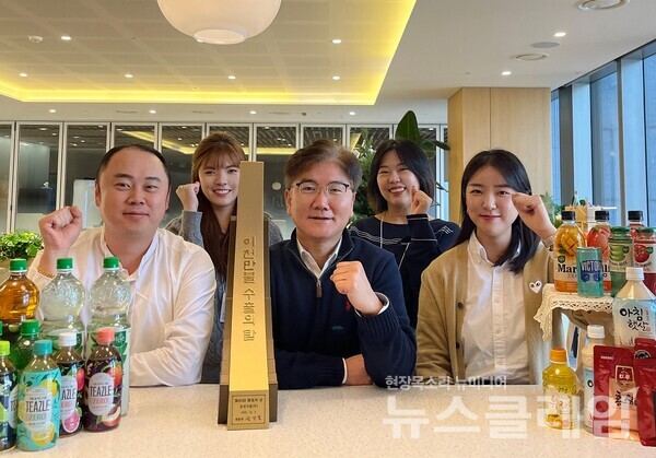 웅진식품은 '제60회 무역의 날' 기념식에서 ‘2천만달러 수출탑’을 수상했다. 웅진식품 제공