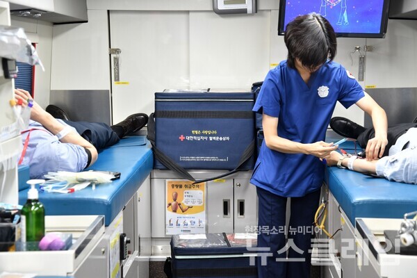 한미그룹(회장 송영숙) 임직원이 ‘사랑의 헌혈’ 캠페인에 참여하고 있다. 한미그룹 제공