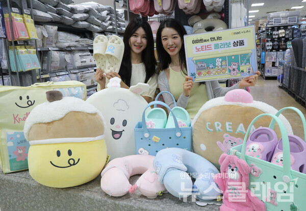 이마트 왕십리점에서 모델들이 이마트X노티드 콜라보 상품을 소개하고 있다. 이마트 제공