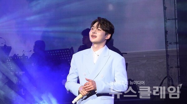 트로트 가수 박서진이 내달 13일과 14일 양일간 고려대 화정체육관에서 열리는 앙코르 콘서트에서 '현역가왕2' 우승 기념 신곡을 최초 공개한다. 사진=크레아 스튜디오