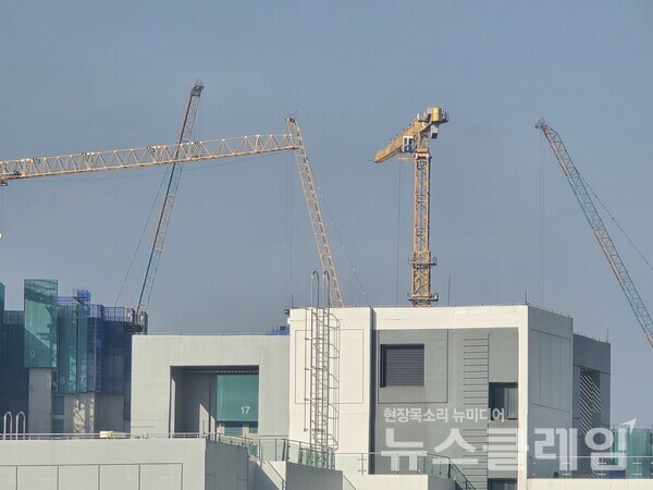 포스코이앤씨에서는 올해만 5건의 사망 사고가 발생했으며, 최근 의정부 DL건설 아파트 신축현장 하청 노동자 추락사까지 이어지자 업계 전체가 긴장 상태에 들어섰다. 뉴스클레임 DB