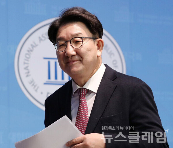 권성동 국민의힘 의원은 12일 이른바 '복면 골프' 보도에 대해 "악의적으로 보도하고, 마치 비용을 지불하지 않은 것처럼 왜곡하고 있다. 이는 사실과 전혀 다르다"고 반박했다. 사진=권성동 페이스북